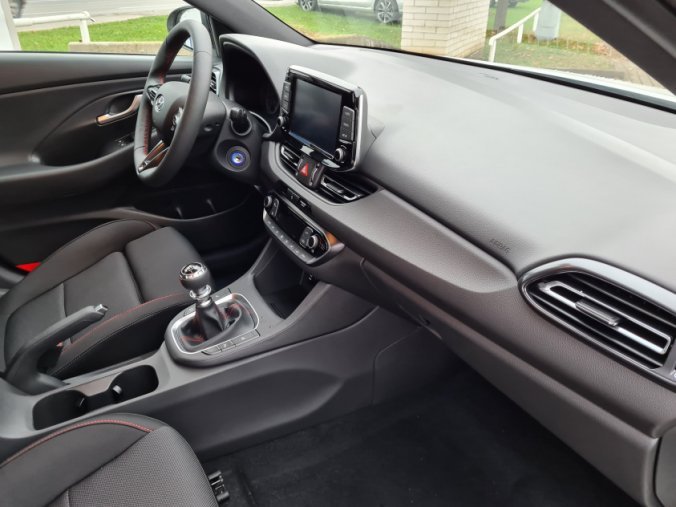 Hyundai i30, 1,5 T-GDI 117 kW iMT MHEV, barva bílá