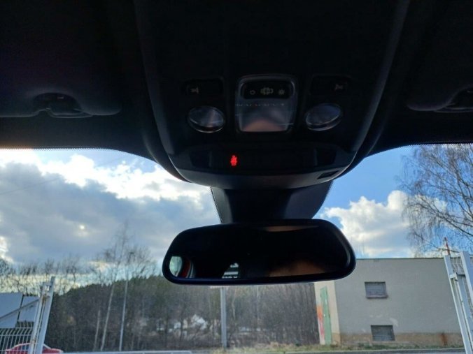Peugeot 2008, Peugeot 2008 ALLURE 1.2 PureTech 7 let zár., barva červená