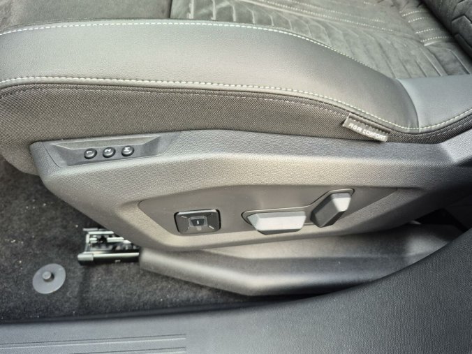 Peugeot 3008, Peugeot 3008 GT Hybrid 136 e-DCS6, barva modrá