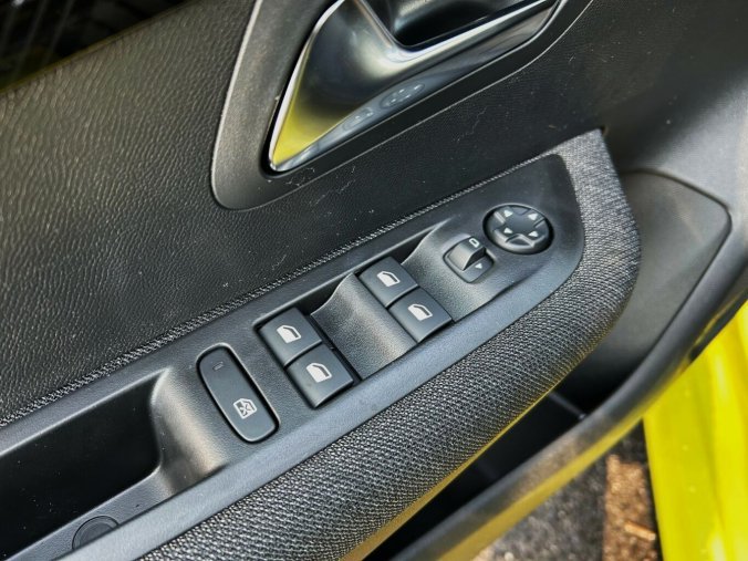 Peugeot 208, Peugeot 208 e - 208 Elektromotor 100 kW, barva žlutá