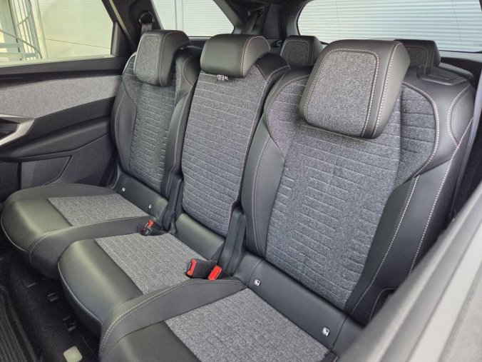 Peugeot 5008, Peugeot 5008 5008 ALLURE Hybrid 145 e-DCS6, barva modrá