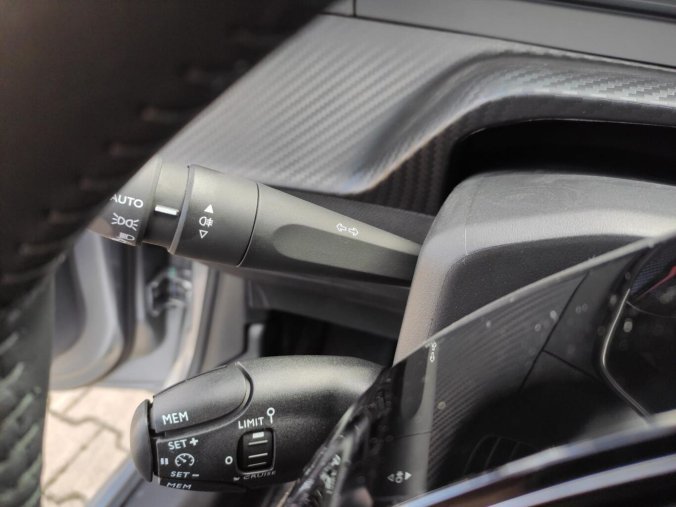 Peugeot 208, Peugeot 208 STYLE 1.2i 100k MAN6, barva stříbrná