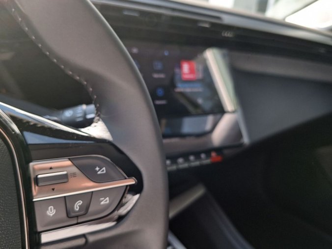 Peugeot 408, Peugeot 408 ALLURE Hybrid 145 e-DCS6, barva zelená