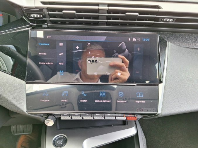 Peugeot 408, Peugeot 408 ALLURE Hybrid 136 e-DCS6, barva červená
