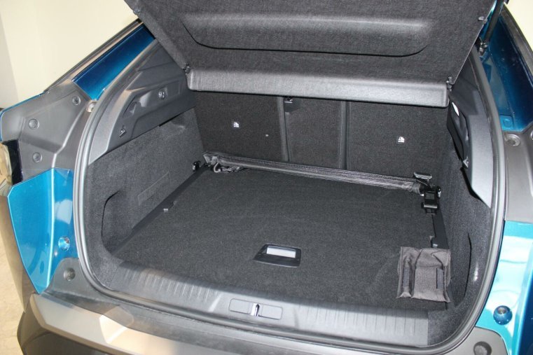 Peugeot 3008, Peugeot 3008 Allure Hybrid 136 e-DCS6, barva modrá