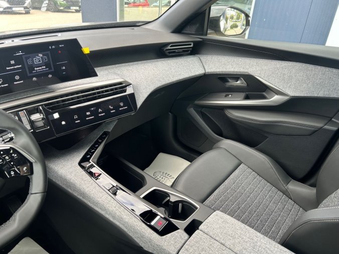 Peugeot 5008, Peugeot 5008 ALLURE Hybrid 145 e-DCS6, barva šedá