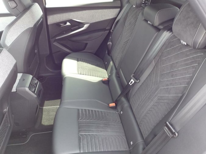Peugeot 3008, Peugeot 3008 GT Elektromotor 73kWh - SKLAD, barva bílá
