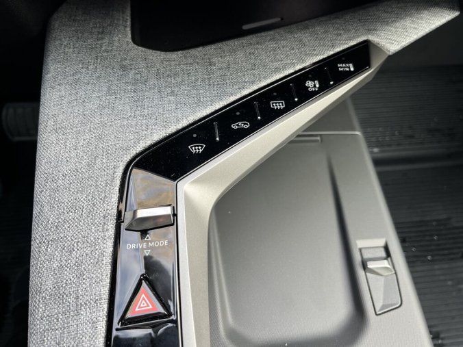 Peugeot 3008, Peugeot 3008 ALLURE Hybrid 145 e-DCS6, barva černá