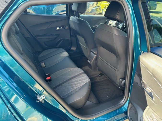 Peugeot 2008, Peugeot 2008 ALLURE Hybrid 145k e-DCS6, barva modrá