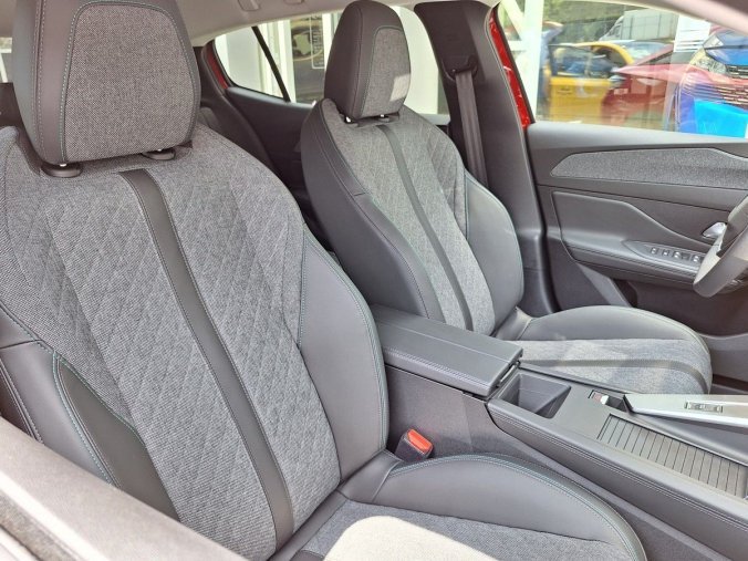 Peugeot 408, Peugeot 408 ALLURE Hybrid 145 e-DCS6, barva červená