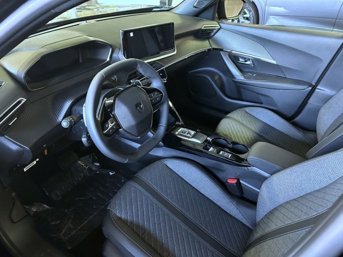 Peugeot 2008, Peugeot 2008 ALLURE Hybrid 145 e-DCS6, barva černá