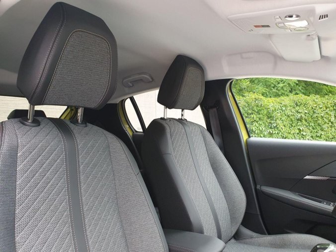 Peugeot 208, Peugeot 208 ALLURE 1.2 PT 100k MAN6, barva žlutá