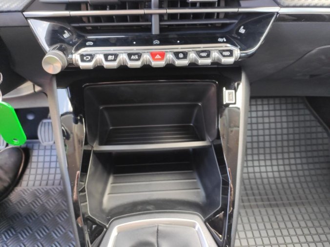 Peugeot 208, Peugeot 208 STYLE 1.2i 100k MAN6, barva stříbrná