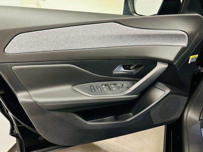 Peugeot 408, Peugeot 408 ALLURE Hybrid 145 e-DCS6, barva černá