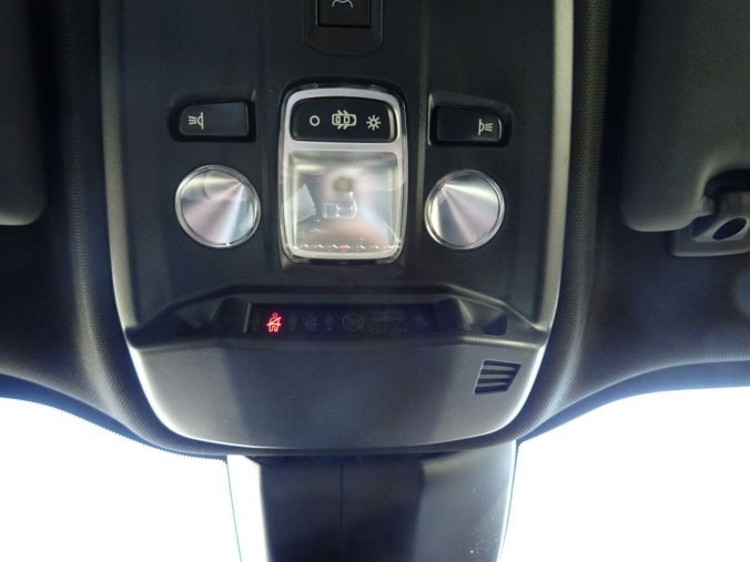 Peugeot 2008, Peugeot 2008 ALLURE Hybrid 145k e-DCS6, barva červená