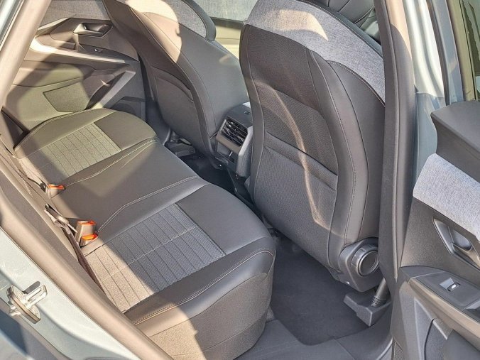 Peugeot 3008, Peugeot 3008 ALLURE Hybrid 136 e-DCS6, barva modrá