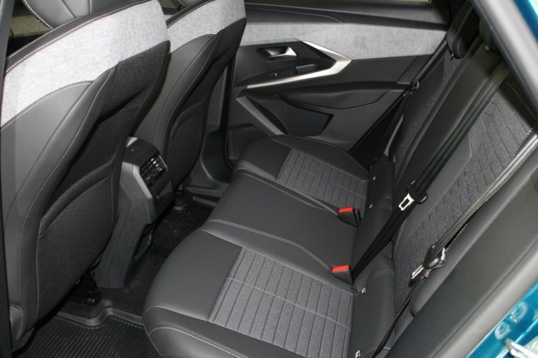 Peugeot 3008, Peugeot 3008 ALLURE Hybrid 145k e-DCS6, barva modrá