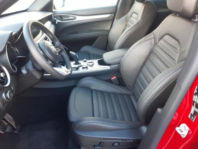 Alfa Romeo Stelvio, Veloce 4x4 2,0 280PS,, barva červená