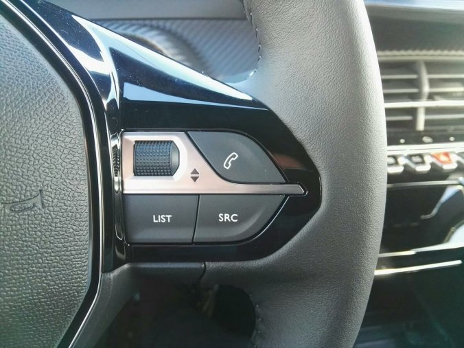 Peugeot 2008, Peugeot 2008 NOVÁ ALLURE 1.2 rezervace, barva šedá