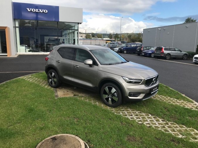 Volvo XC40, SUV, MOMENTUM PRO SUV 2,0 D3 AWD, barva šedá