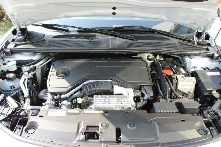 Peugeot 408, Peugeot 408 ALLURE Hybrid 145 e-DCS6, barva bílá
