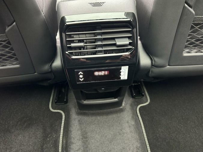 Peugeot 5008, Peugeot 5008 GT Hybrid 145 e-DCS6, barva stříbrná