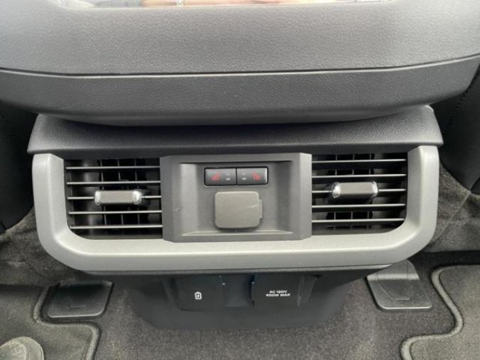 Ford F-150, SuperCrew 5,0 Lariat, barva šedá