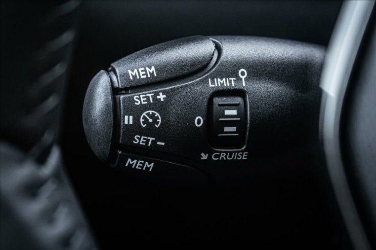 Peugeot 2008, Peugeot 2008 1,2 ALLURE PT 100 S&S MAN6, barva stříbrná