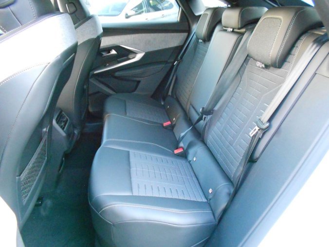 Peugeot 3008, Peugeot 3008 GT Hybrid 136 e-DCS6, barva bílá