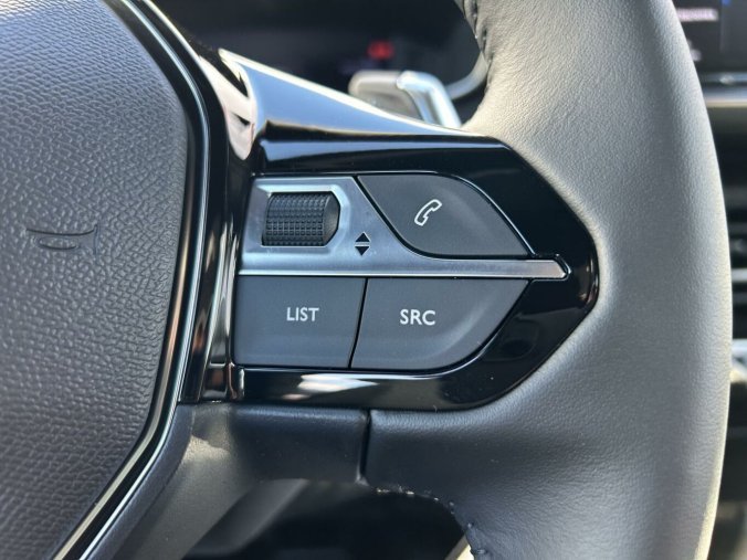 Peugeot 2008, Peugeot 2008 ALLURE Hybrid 136 e-DCS6, barva červená