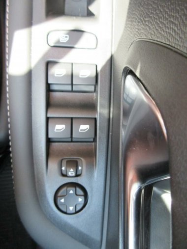 Peugeot 208, Peugeot 208 ALLURE Hybrid 100 e-DCS6, barva žlutá