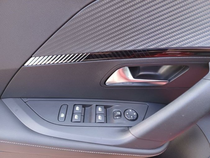 Peugeot 2008, Peugeot 2008 ALLURE 1.2 PureTech 7 let zár., barva červená