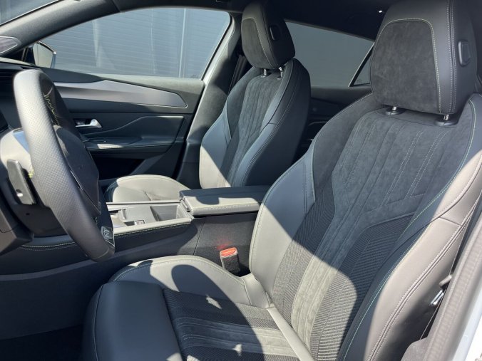 Peugeot 408, Peugeot 408 GT Hybrid 145 e-DCS6, barva bílá