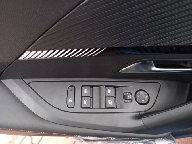 Peugeot 2008, Peugeot 2008 ALLURE 1.2 PureTech 7 let zár., barva modrá