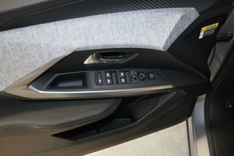 Peugeot 5008, Peugeot 5008 ALLURE Hybrid 136 e-DCS6, barva stříbrná