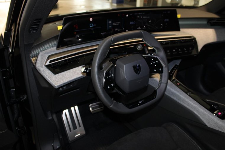 Peugeot 5008, Peugeot 5008 GT Hybrid 145 e-DCS6, barva černá