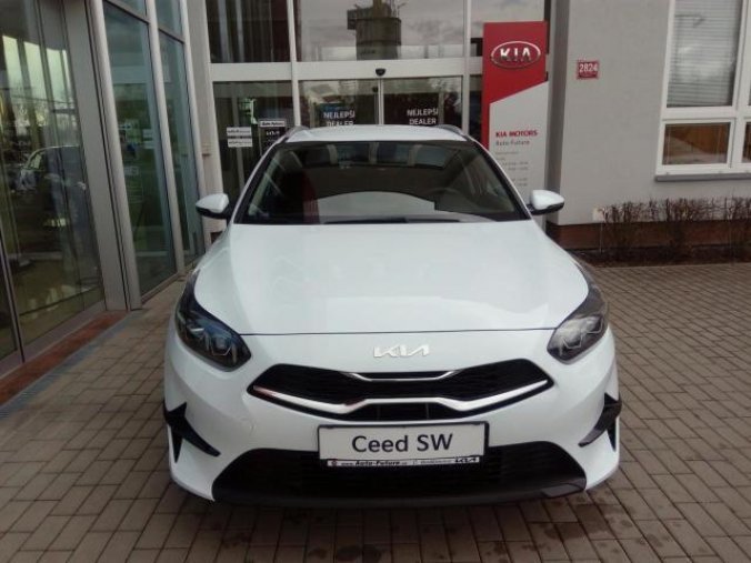 Kia Ceed, SW 1.5 T-GDi TOP 17 ALU MY24, barva bílá