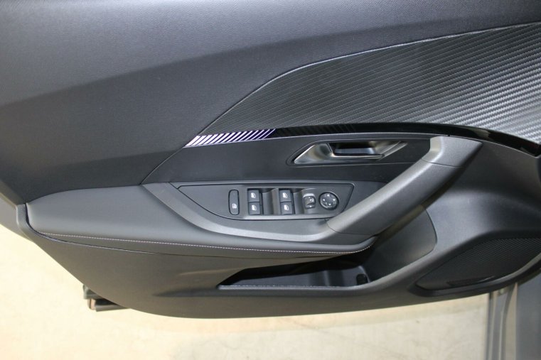 Peugeot 2008, Peugeot 2008 ALLURE Hybrid 136 e-DCS6, barva šedá