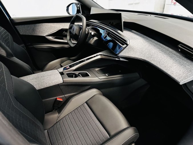 Peugeot 3008, Peugeot 3008 GT Hybrid 136 e-DCS6, barva modrá