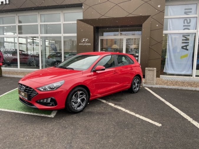 Hyundai i30, 1,5i CVVT 81 kW (95 NAT) 6 st. man, barva červená