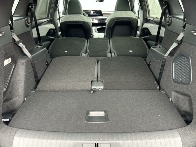 Peugeot 5008, Peugeot 5008 GT Hybrid 145 e-DCS6, barva stříbrná