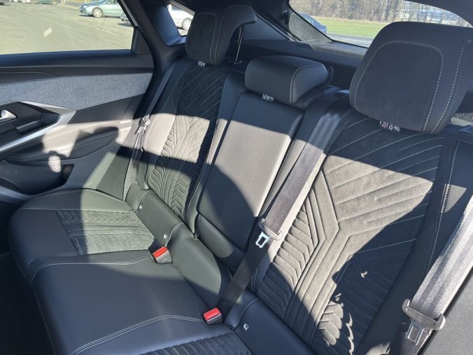 Peugeot 3008, Peugeot 3008 GT Hybrid 136 e-DCS6, barva bílá
