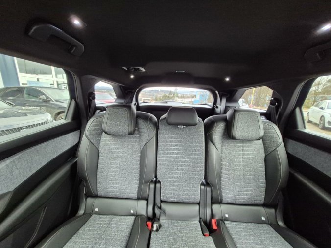 Peugeot 5008, Peugeot 5008 ALLURE Hybrid 145 e-DCS6, barva modrá