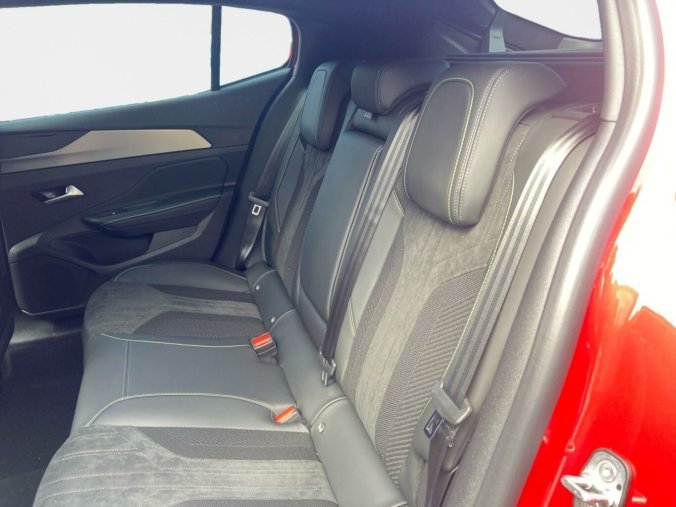 Peugeot 408, Peugeot 408 GT Hybrid 136 e-DCS6, barva červená