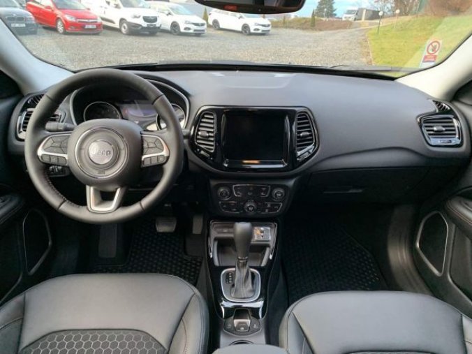 Jeep Compass, Limited 1.3 Turbo GSE 150k FWD, barva šedá