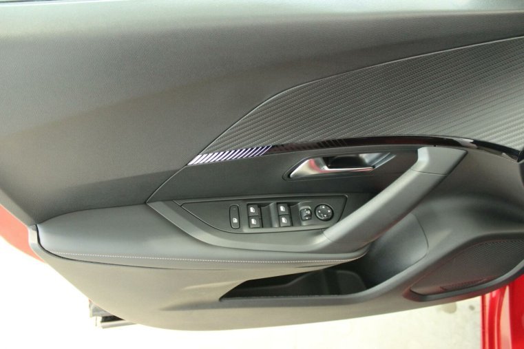 Peugeot 2008, Peugeot 2008 ALLURE Hybrid 136 e-DCS6, barva červená