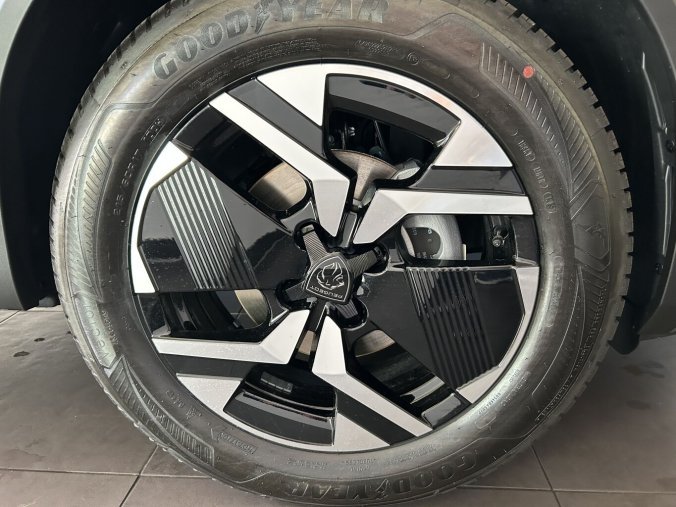 Peugeot 2008, Peugeot 2008 ALLURE PureTech 100 S&S MAN6, celoroční PNEU, barva stříbrná