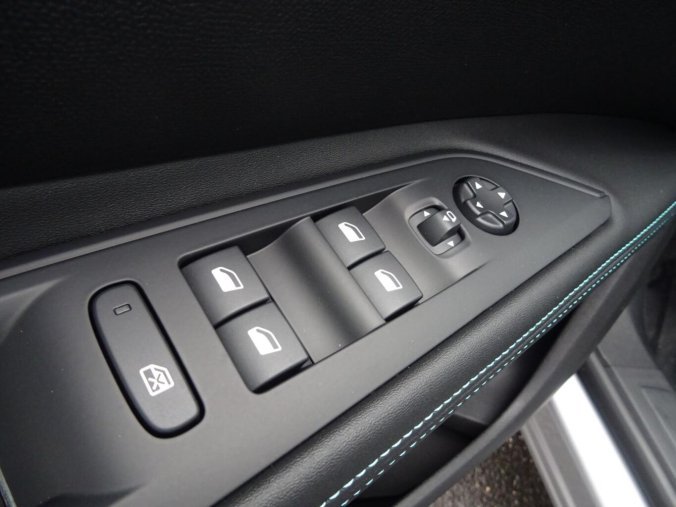 Peugeot 5008, Peugeot 5008 ALLURE BlueHDi 130k EAT8, barva stříbrná