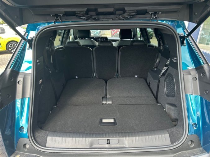 Peugeot 5008, Peugeot 5008 ALLURE Hybrid 145 e-DCS6, barva modrá