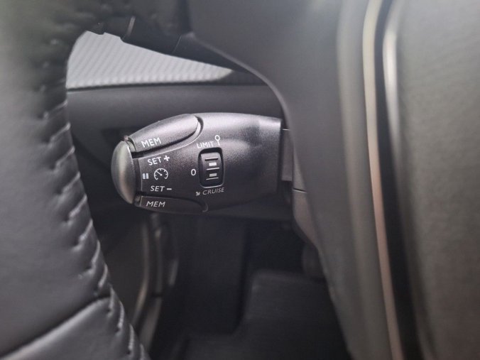 Peugeot 2008, Peugeot 2008 e-ALLURE 115 kW / 156 k (Bater, barva červená